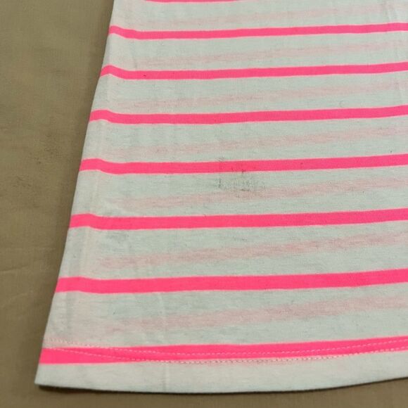 Heart & hips v-neck t-shirts in a size small. - Picture 5 of 6